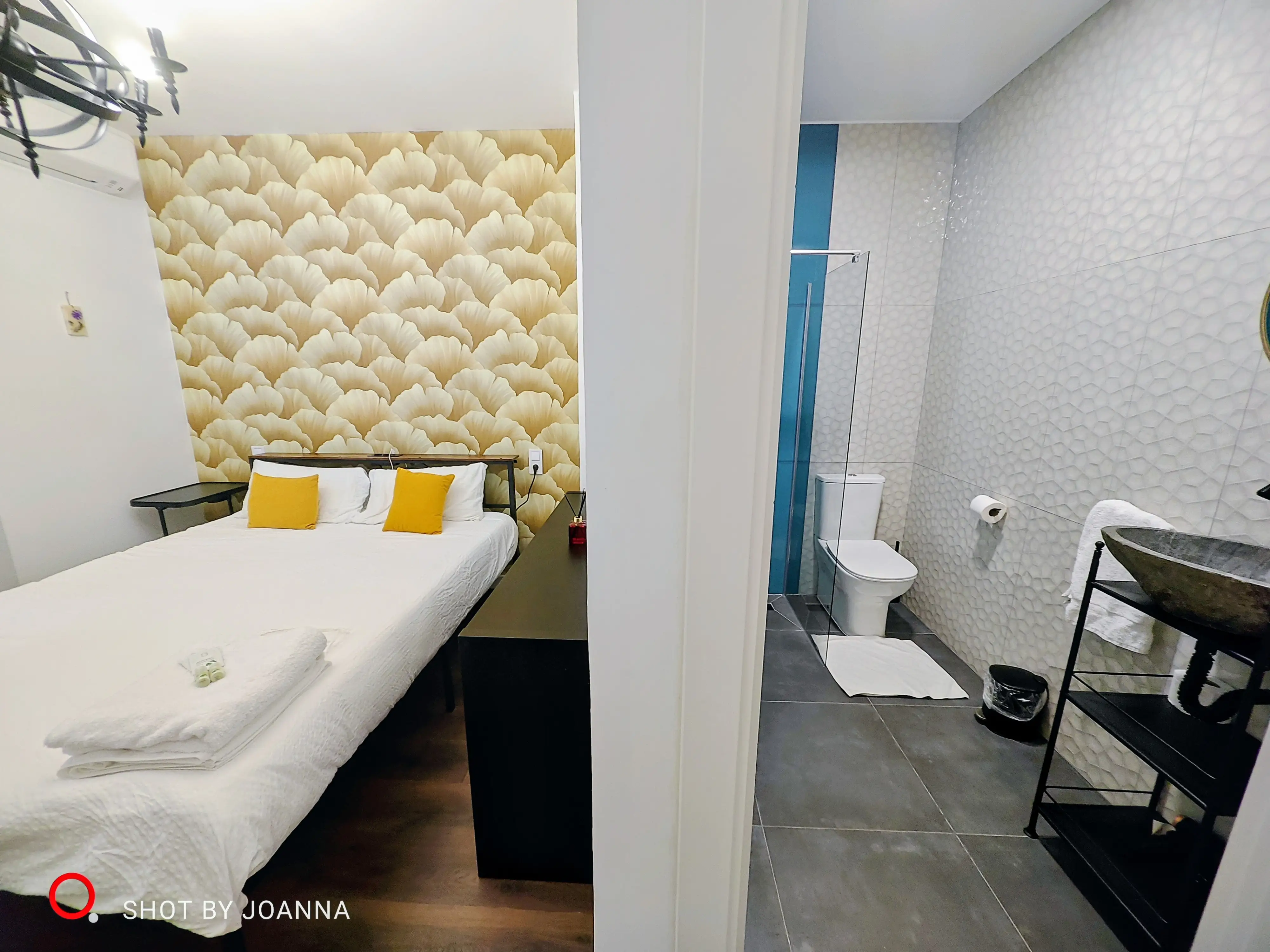 Vista interior Monarch whole room view bed and bathroom